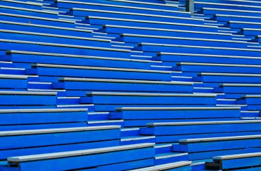 Çerçeveyi, ahşap tribünün manzara resmi olan eski mavi tribünün desenleriyle doldur. Görüntüde kimse yok..