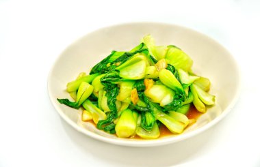 Sebze menüsü, kızarmış Bok Choy sebzesi ve yanında istiridye sosu. Beyaz arkaplanda yiyecek resmini kapat.