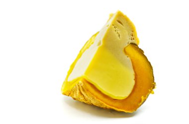 Sungkaya Fucthong ya da beyaz arka planda balkabağı kreması denilen Tayland tatlısı..