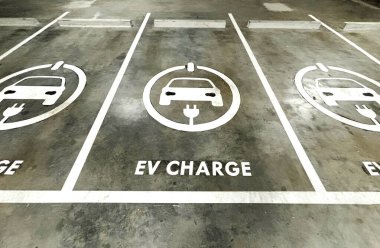 İş binasında boş EV şarjlı park alanı, park yerlerinde EV şarjı işareti..