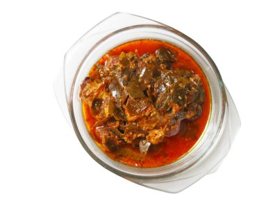 Tayland körili Moo Chamuang ya da körili Garcinia Cowa ya da Cowe yapraklı beyaz arka planda. Geleneksel Tayland körisi temizlenmiş kasede. Üst görünüm yiyecek resmi.