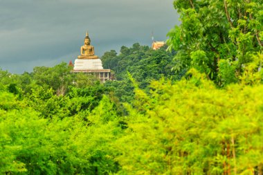 Si Racha Bölgesi, Chon Buri, Tayland - 20 Ekim 2024: Kao Ta Bag Tapınağı 'nın dev altın Buda heykeli veya Tayland dilinde Wat Kao Ta Bag. Turistler için ünlü tapınak..