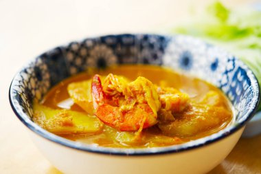 Geleneksel Tayland ekşi ve baharatlı karidesli Kang Som Goong Tayland 'ın güneyinden gelen sağlıklı, ekşi ve baharatlı bir yemektir. Hindistan cevizi sütü olmayan köri..