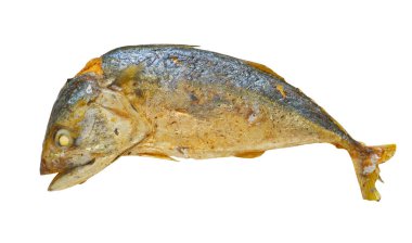 Beyaz arka planda kızartılmış Tayland uskumrusu. Yakın planda kızartılmış Tayland uskumrusu, altın tenli, kenar manzaralı.