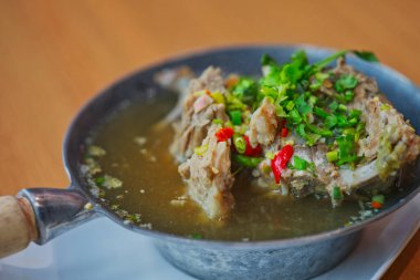 Leng Zapp ya da domuz omurgalı ekşi ve baharatlı çorba, baharatlı aşıklar için Tayland yemek menülerinden biri.. 