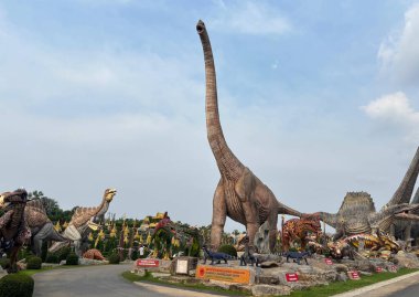 Pattaya, Tayland - 29 Mayıs 2025 Nong Nooch Garden 'daki güzel bir bahçedeki dinozor parkındaki dinozorun ve diğerlerinin tam ölçekli bir kopyası..
