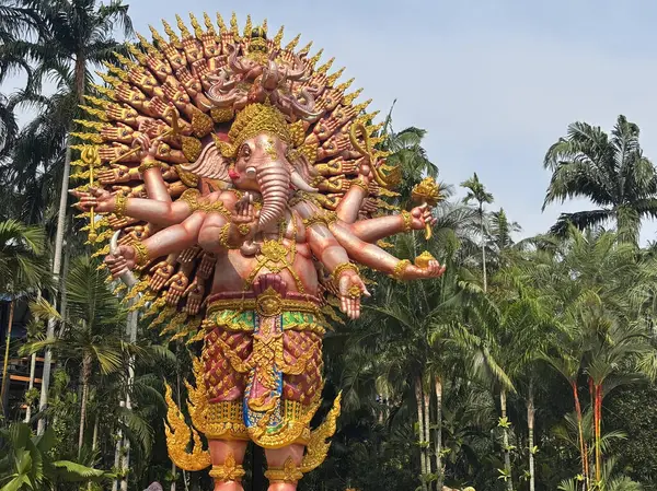 Chon Buri, Tayland - 29 Mayıs 2025: Nong Nooch Garden 'da, Ganesha tanrısı, Sahasrabhuj Ganesha' nın güzel, büyük bir heykeli, doğal bir arka planla çevrili, binlerce elle ayakta duruyor..