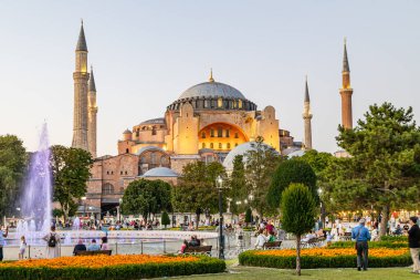 İstanbul, Türkiye - 14 Temmuz 2022: Ayasofya Büyük Camisi ve Sultanahmet Mahallesi 'nin güzel manzarası