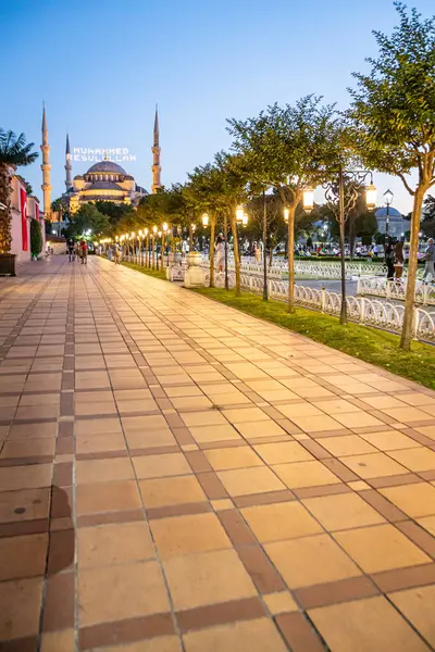 İstanbul, Türkiye - 14 Temmuz 2022: İstanbul 'daki Güzel Mavi Cami (Sultan Ahmed Camii) alacakaranlıkta