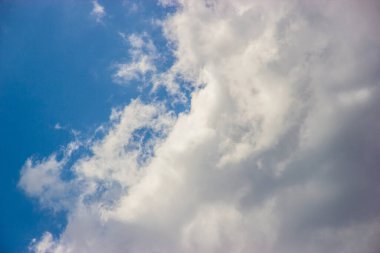 Beyaz bulutlu mavi gökyüzü