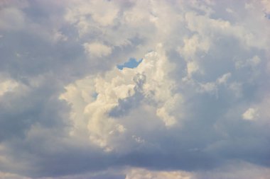 Beyaz bulutlu mavi gökyüzü