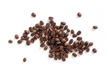 Kahverengi kahve çekirdeği. Beyaz arka planda kahve çekirdeği izole edilmiş. Kapat..