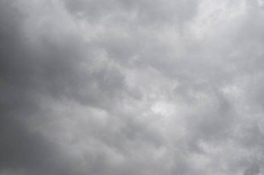 Gökyüzünde yağmur bulutu. Fırtına ve yağmurdan önce kara bulutların arkaplanı. Dramatik bulutlar gökyüzü.