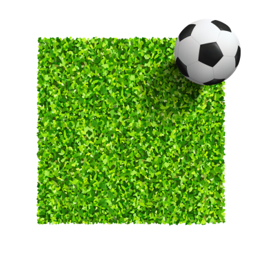 Yeşil çimlerin üzerinde futbol topu. Futbol sahasının arka planındaki yeşil çimlerde futbol topunun en üst görüntüsü.