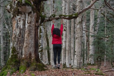 kadın sonbahar orman