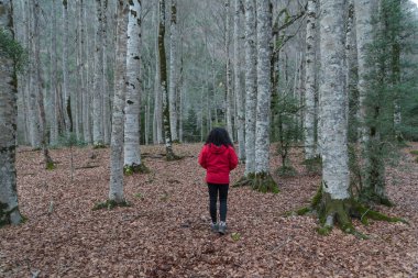 kadın sonbahar orman