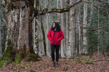 kadın sonbahar orman