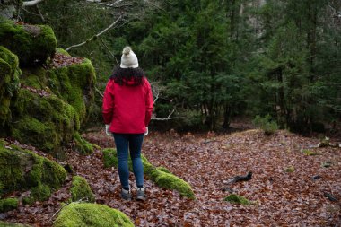 kadın sonbahar orman