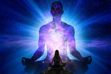 Kadın, kainattaki dev siluetin önünde yoga yapıyor.