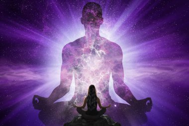 Kadın, kainattaki dev siluetin önünde yoga yapıyor.