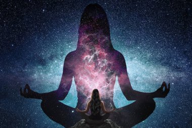 Evrendeki kadın siluetinin önünde yoga yapan bir kadın.