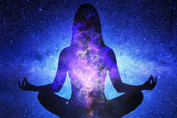 Evrendeki Kadın Siluetinin Önünde Yoga Yapan Bir Kadın — Stok fotoğraf
