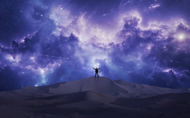 Kolları havada bir adam gökyüzünün önünde