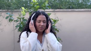 kadın kulaklıklarla müzik keyfi