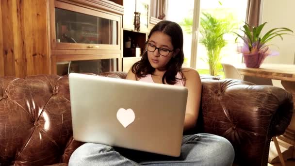 Menina Estudando Casa Com Seu Laptop — Vídeo de Stock