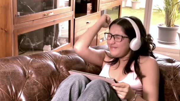 Lifestyle Van Tiener Meisje Aangesloten Het Netwerk Luisteren Naar Muziek — Stockvideo