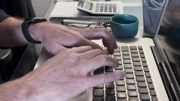 Pisanie Laptopie Rękami Pierwszym Planie — Wideo stockowe