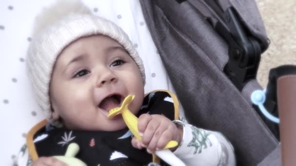 Дитина Посміхається Колясці — стокове відео