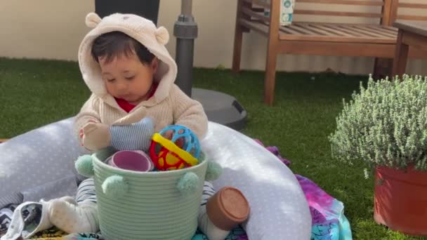 Μωρό Στον Κήπο Είναι Παιχνίδια — Αρχείο Βίντεο
