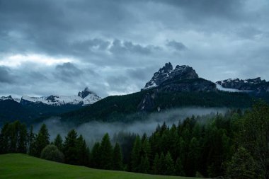 İtalya 'da Dolomitler' de büyük dağlar