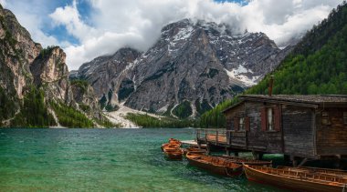 İtalya 'da Dolomitler' de büyük dağlar