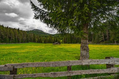 İtalya 'da Dolomitler' de büyük dağlar