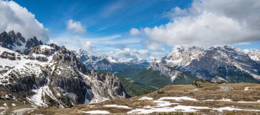 İtalya 'da Dolomitler' de büyük dağlar