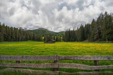 İtalya 'da Dolomitler' de büyük dağlar