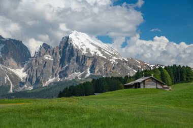 İtalya 'da Dolomitler' de büyük dağlar