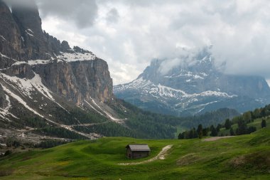 İtalya 'da Dolomitler' de büyük dağlar