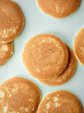 Beyaz arka planda, üstten görünüm sıcak lezzetli gözleme kümesi