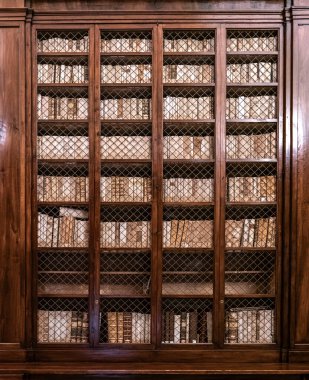 İtalya kütüphanesinde eski kitaplar.