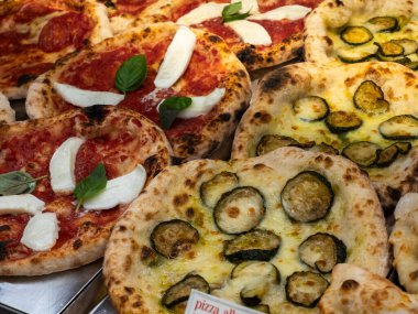 İtalyan fast food restoranında lezzetli pizzalar.