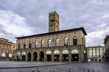 İtalya, Bologna 'daki Piazza Maggiore' da Palazzo del Podest ve Torre dell 'Arengo' nun panoramik fotoğrafı