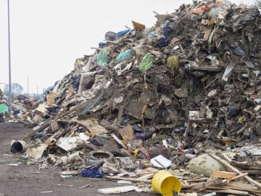 Atık köpük, plastik, bozulması zor ve geri dönüşümsüz L Kirliliği sorunları olan evlerdeki kumaşlar .