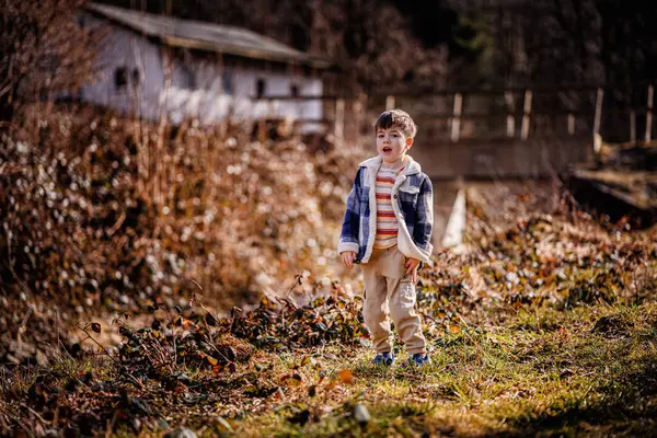 Üzgün küçük bir çocuk dışarıda kirli elleriyle duruyor, doğada oynadıktan sonra hayal kırıklığına uğramış görünüyor..