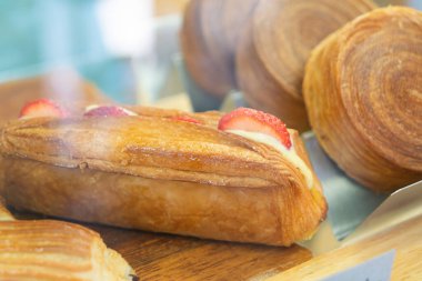 Sabah kahvaltısı için pastacı dükkanında etli ekmek ve kahve.