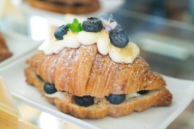 Taze tereyağlı kruvasanla kahvaltı.