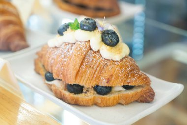 Taze tereyağlı kruvasanla kahvaltı.