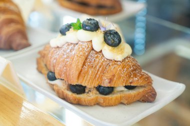 Taze tereyağlı kruvasanla kahvaltı.